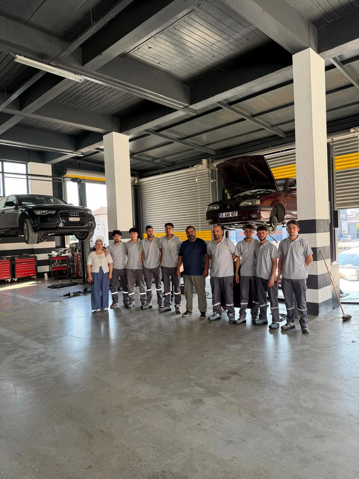 Oytun Direksiyon yeni servis binasında bir araya gelen güncel ekibi